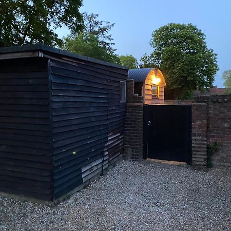מלון Charlwood Gatwick Hideaway Hut מראה חיצוני תמונה