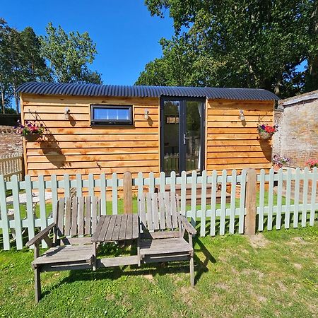 מלון Charlwood Gatwick Hideaway Hut מראה חיצוני תמונה