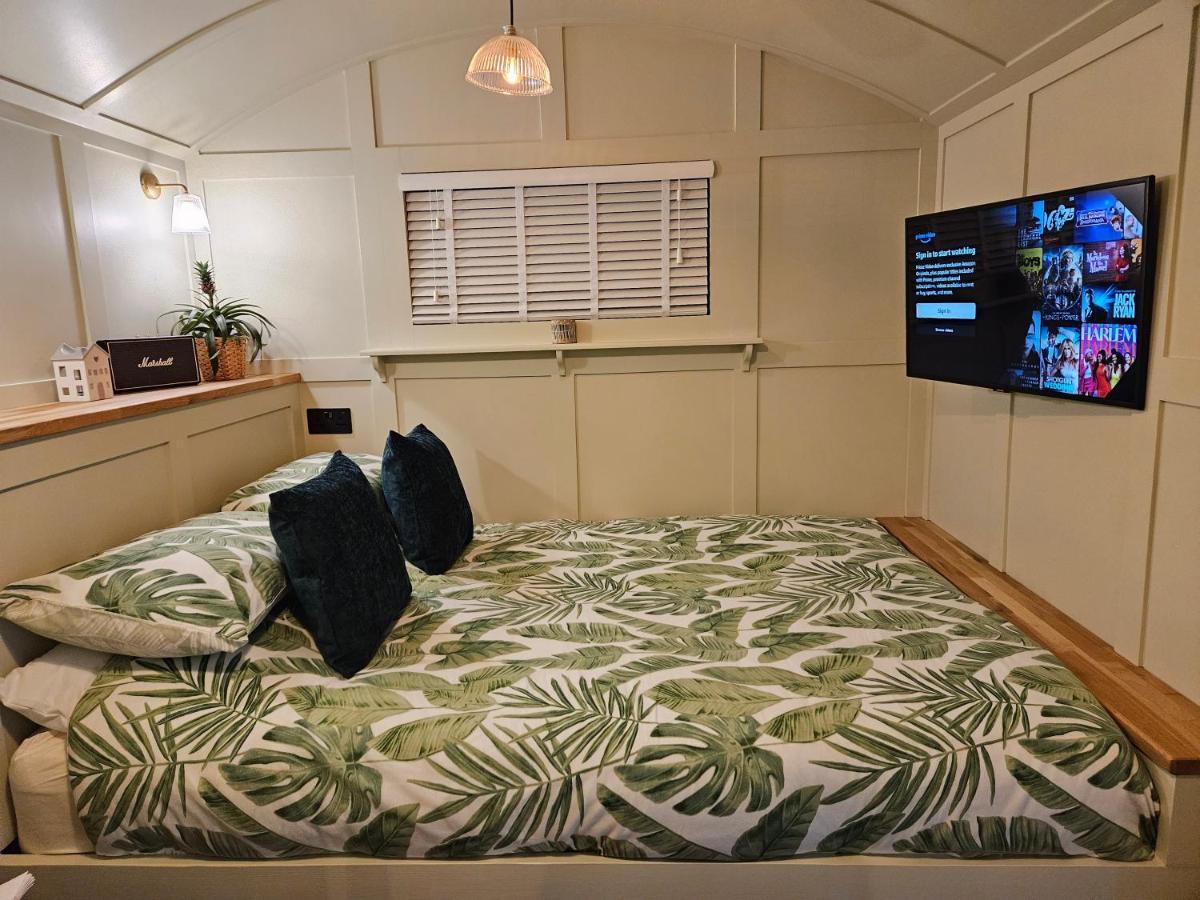 מלון Charlwood Gatwick Hideaway Hut מראה חיצוני תמונה