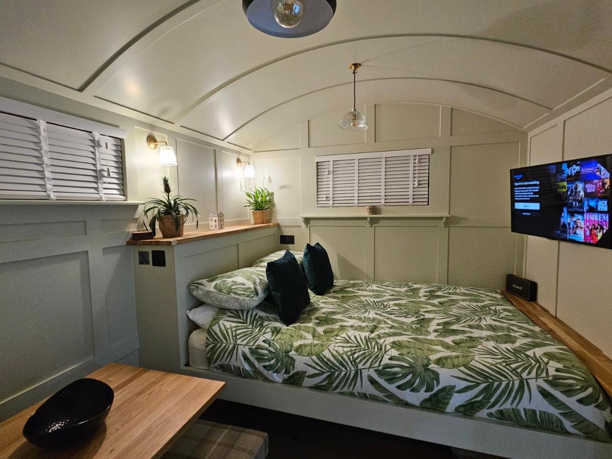 מלון Charlwood Gatwick Hideaway Hut מראה חיצוני תמונה