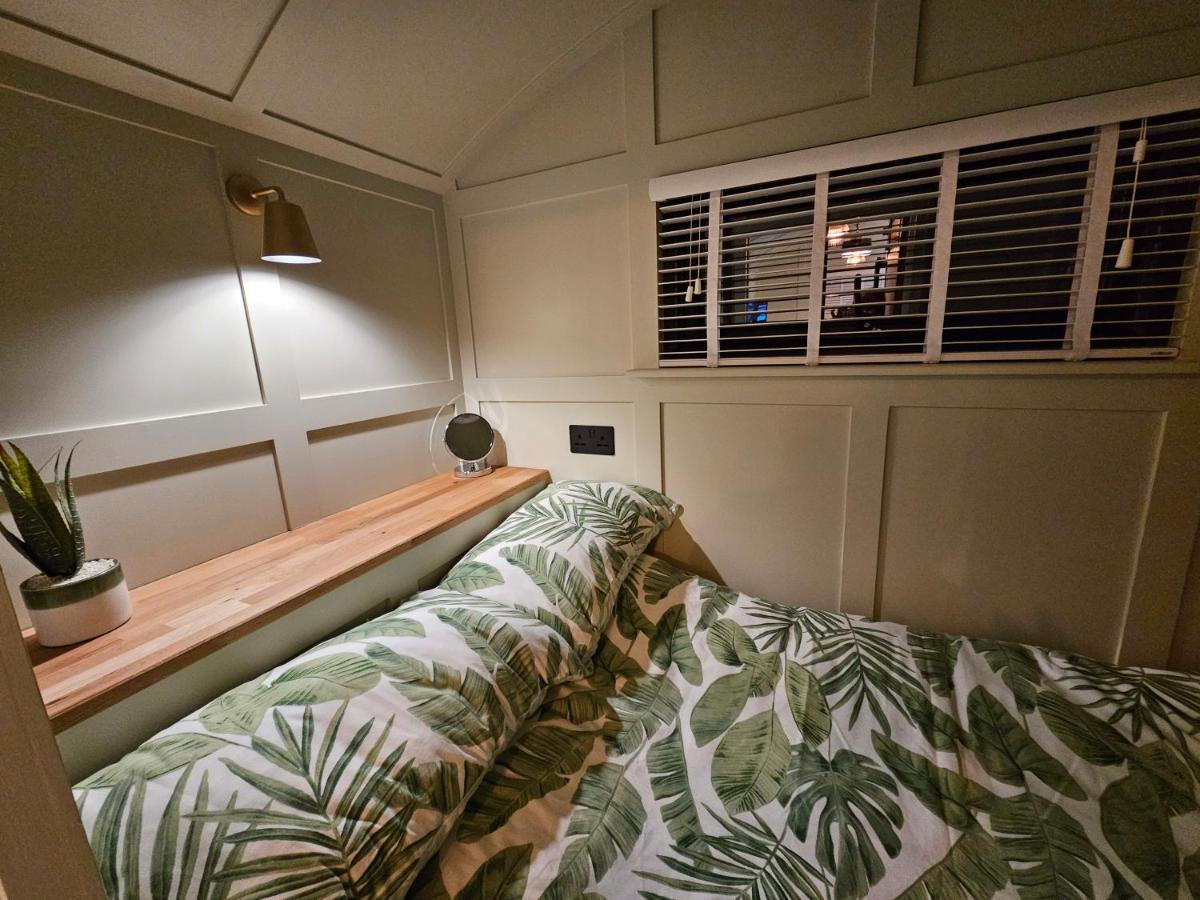 מלון Charlwood Gatwick Hideaway Hut מראה חיצוני תמונה