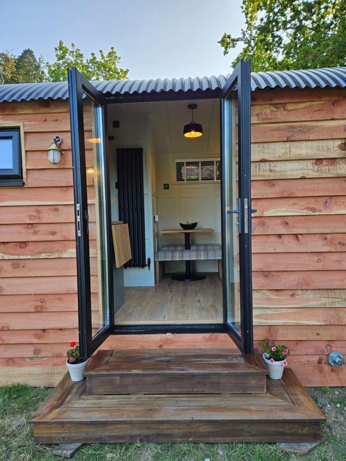 מלון Charlwood Gatwick Hideaway Hut מראה חיצוני תמונה