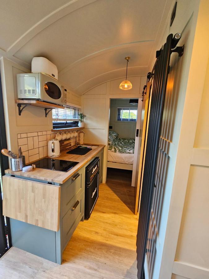 מלון Charlwood Gatwick Hideaway Hut מראה חיצוני תמונה
