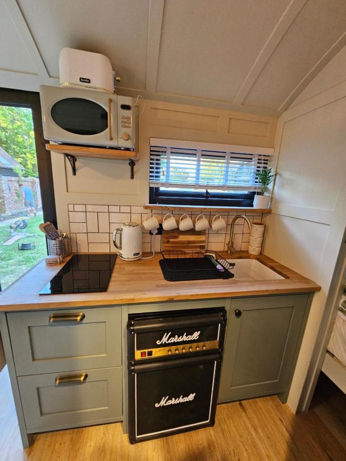 מלון Charlwood Gatwick Hideaway Hut מראה חיצוני תמונה