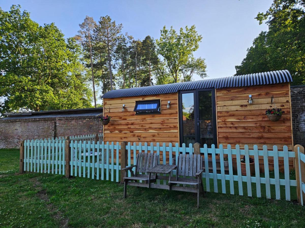 מלון Charlwood Gatwick Hideaway Hut מראה חיצוני תמונה