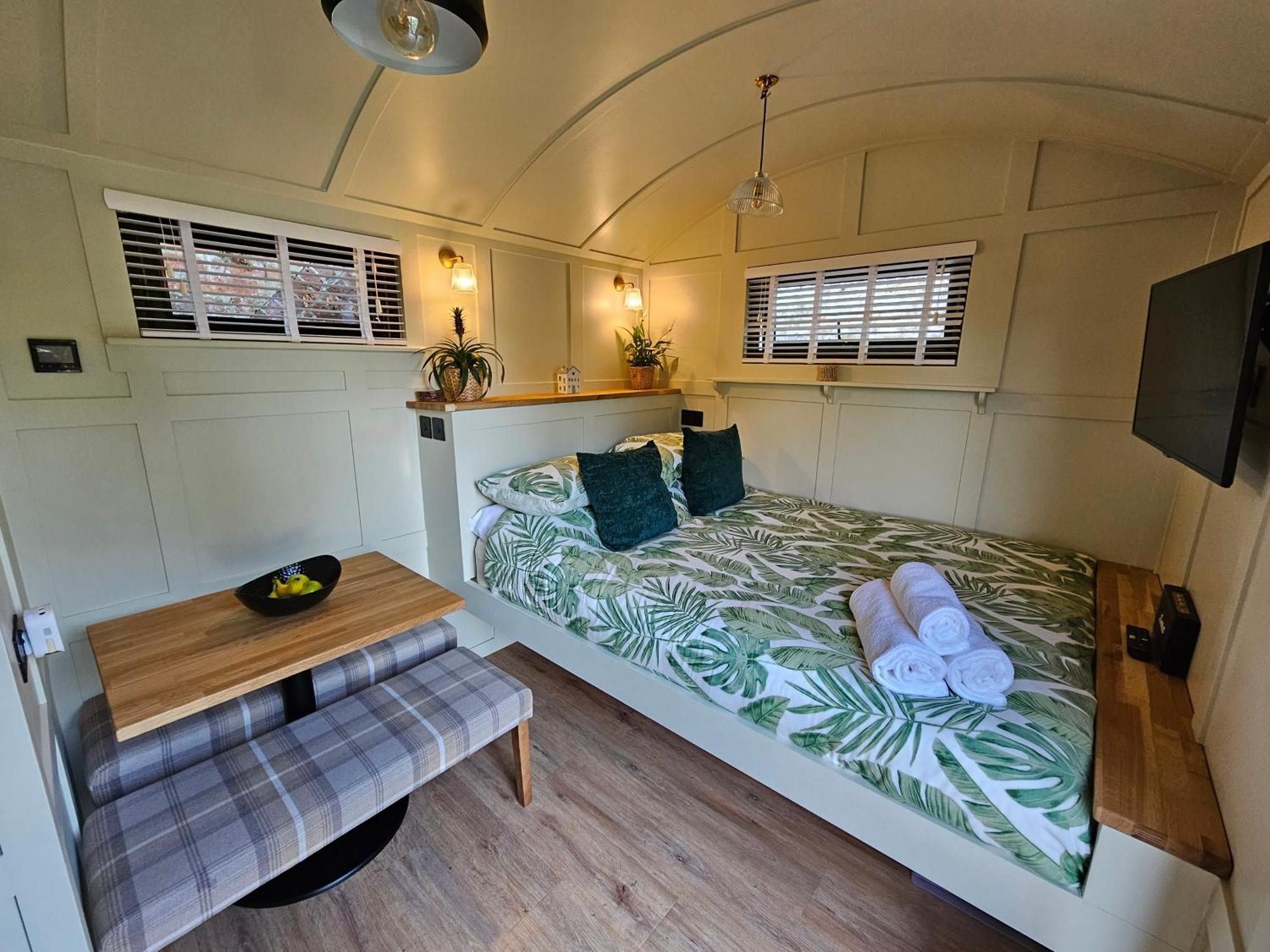 מלון Charlwood Gatwick Hideaway Hut מראה חיצוני תמונה