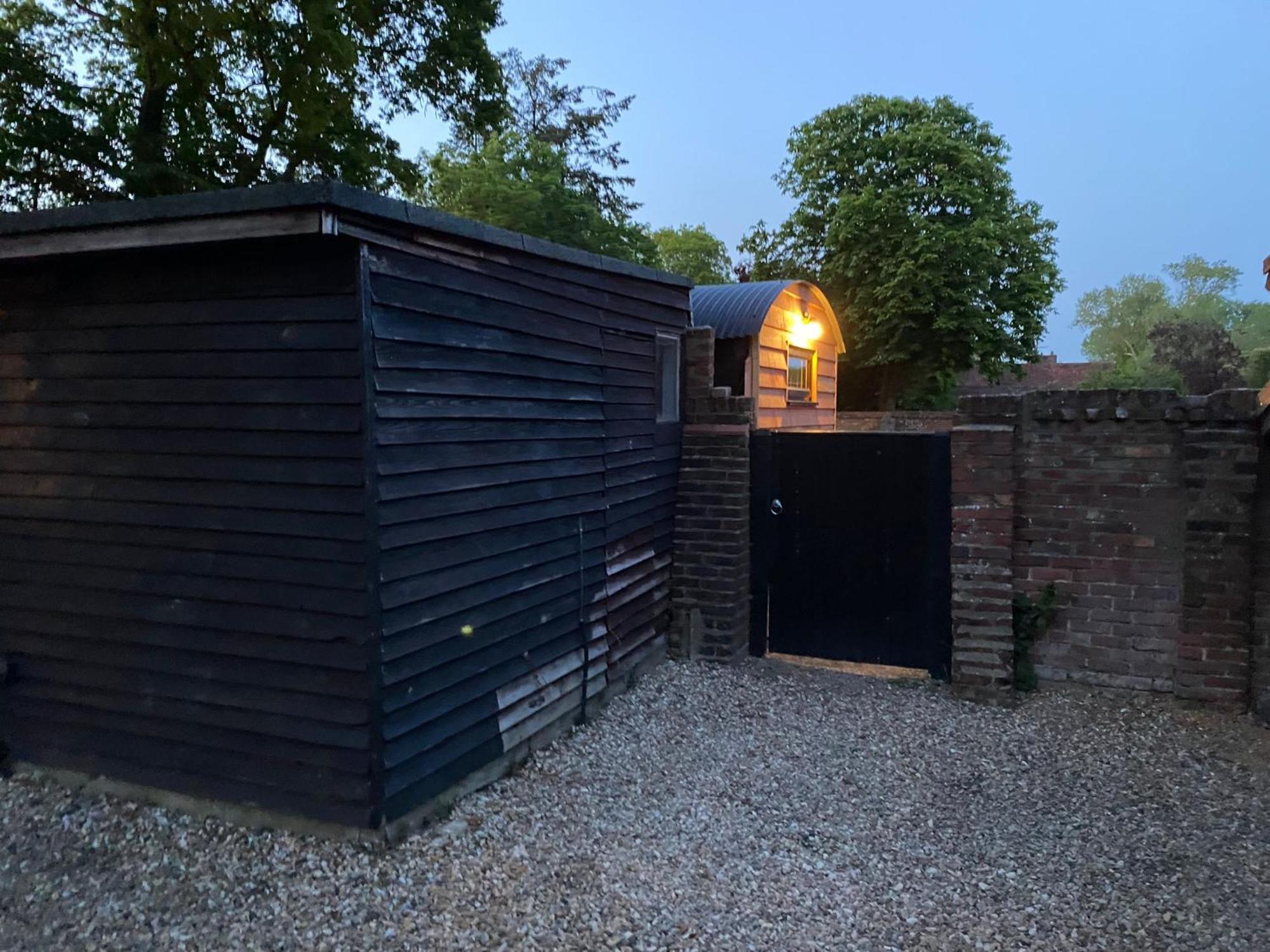 מלון Charlwood Gatwick Hideaway Hut מראה חיצוני תמונה