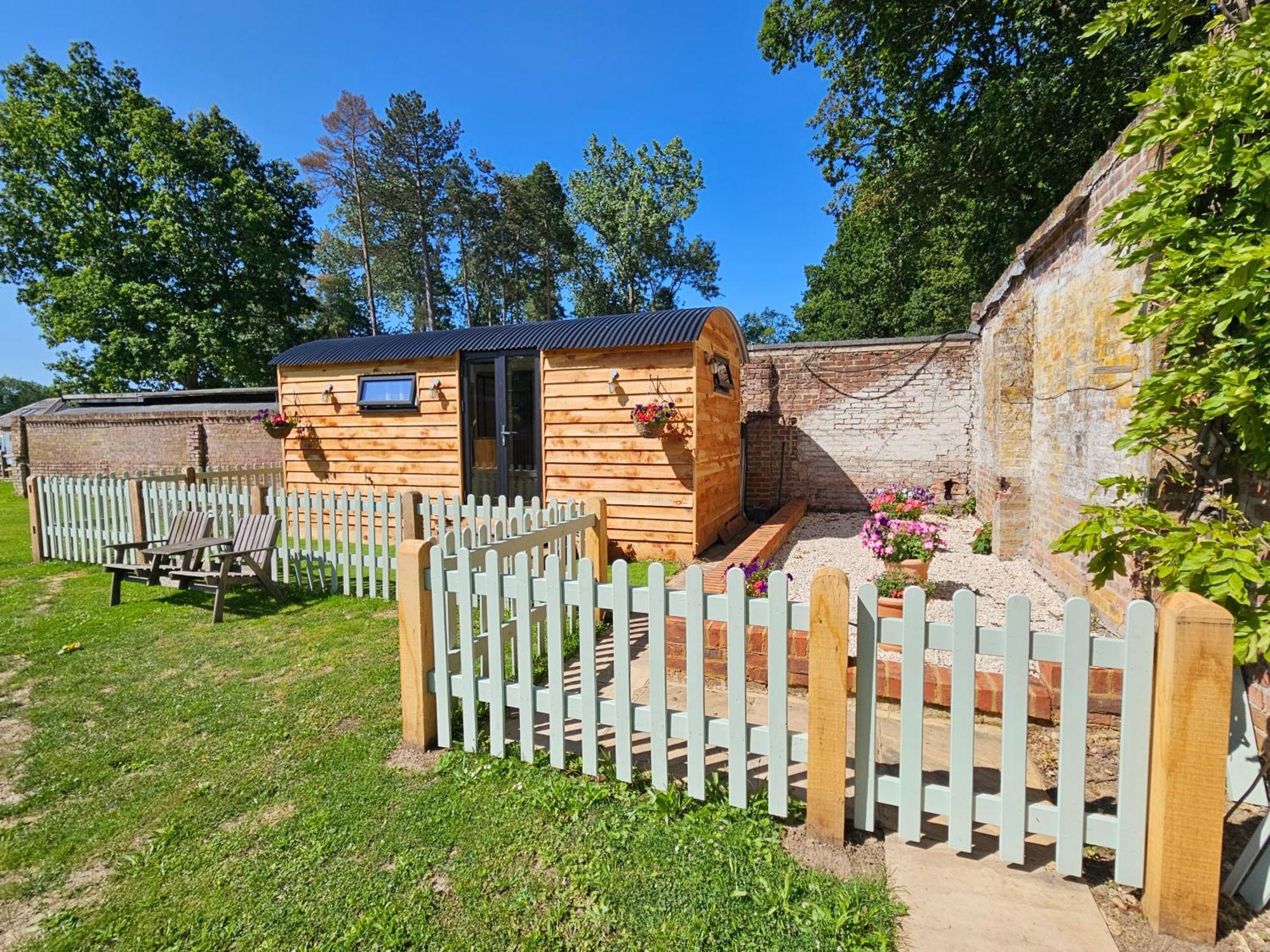 מלון Charlwood Gatwick Hideaway Hut מראה חיצוני תמונה