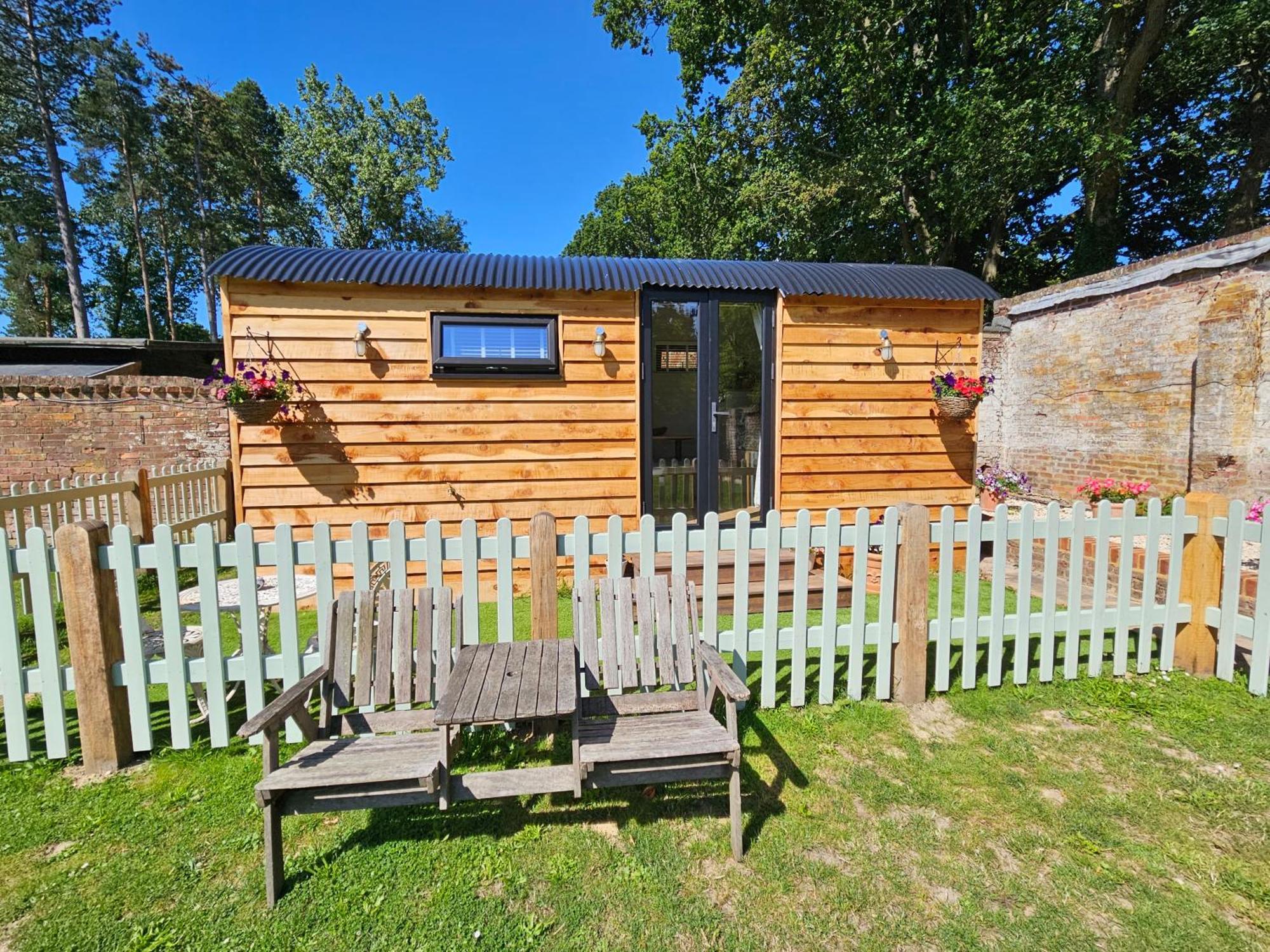 מלון Charlwood Gatwick Hideaway Hut מראה חיצוני תמונה